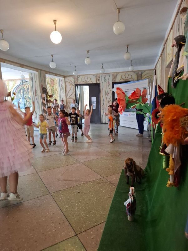 В Приазовском Доме Культуры прошла увлекательная детская игровая программа,посвящённая Дню дружбы В Приазовском Доме Культуры прошла увлекательная детская игровая программа,посвящённая Дню дружбы