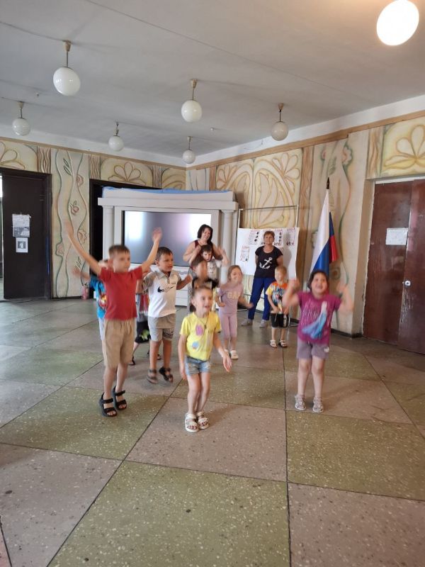 В Приазовском Доме Культуры прошла увлекательная детская игровая программа,посвящённая Дню дружбы В Приазовском Доме Культуры прошла увлекательная детская игровая программа,посвящённая Дню дружбы