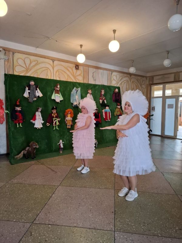 В Приазовском Доме Культуры прошла увлекательная детская игровая программа,посвящённая Дню дружбы В Приазовском Доме Культуры прошла увлекательная детская игровая программа,посвящённая Дню дружбы