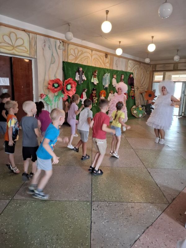 В Приазовском Доме Культуры прошла увлекательная детская игровая программа,посвящённая Дню дружбы В Приазовском Доме Культуры прошла увлекательная детская игровая программа,посвящённая Дню дружбы