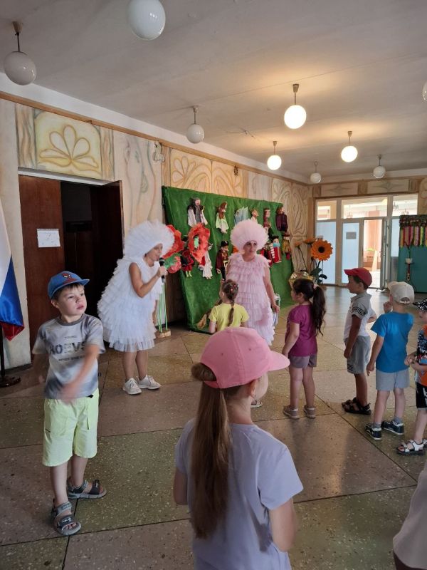 В Приазовском Доме Культуры прошла увлекательная детская игровая программа,посвящённая Дню дружбы В Приазовском Доме Культуры прошла увлекательная детская игровая программа,посвящённая Дню дружбы