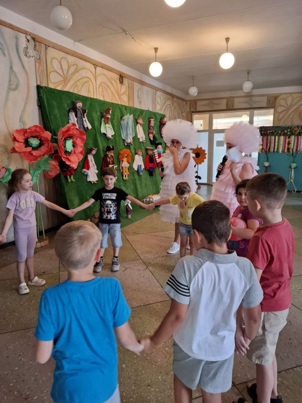 В Приазовском Доме Культуры прошла увлекательная детская игровая программа,посвящённая Дню дружбы В Приазовском Доме Культуры прошла увлекательная детская игровая программа,посвящённая Дню дружбы