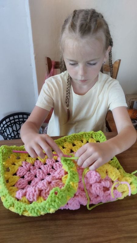 В Доме Культуры, пгт Приазовское, продолжается мастерство вязания крючком! На этот раз воспитанница создала изящную сумочку и уютный коврик В Доме Культуры, пгт Приазовское, продолжается мастерство вязания крючком! На этот раз воспитанница создала изящную сумочку и уютный коврик