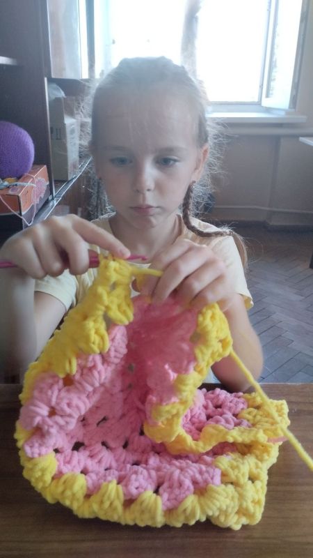 В Доме Культуры, пгт Приазовское, продолжается мастерство вязания крючком! На этот раз воспитанница создала изящную сумочку и уютный коврик В Доме Культуры, пгт Приазовское, продолжается мастерство вязания крючком! На этот раз воспитанница создала изящную сумочку и уютный коврик