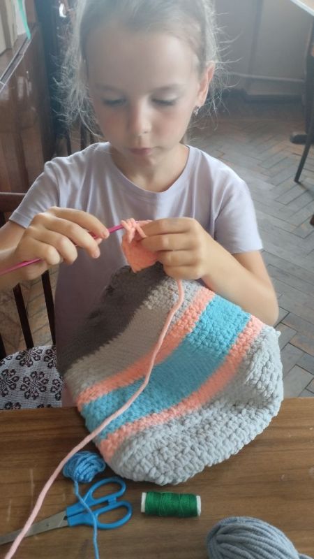 В Доме Культуры, пгт Приазовское, продолжается мастерство вязания крючком! На этот раз воспитанница создала изящную сумочку и уютный коврик В Доме Культуры, пгт Приазовское, продолжается мастерство вязания крючком! На этот раз воспитанница создала изящную сумочку и уютный коврик