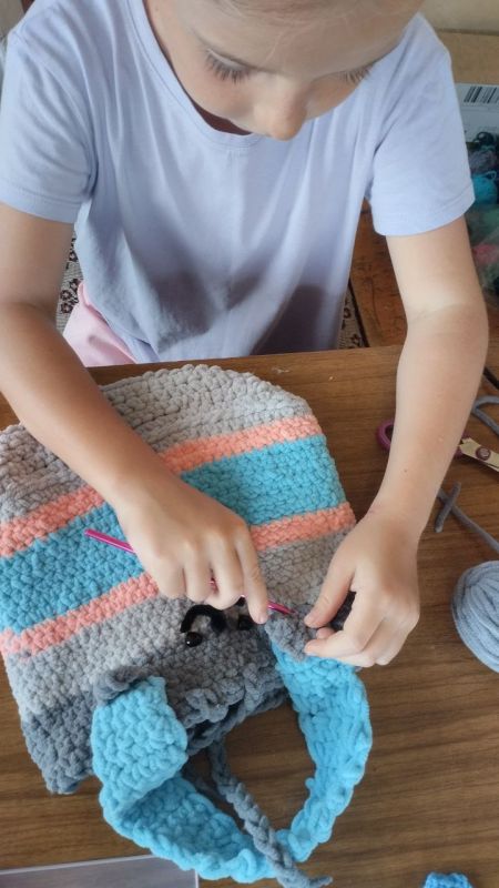 В Доме Культуры, пгт Приазовское, продолжается мастерство вязания крючком! На этот раз воспитанница создала изящную сумочку и уютный коврик В Доме Культуры, пгт Приазовское, продолжается мастерство вязания крючком! На этот раз воспитанница создала изящную сумочку и уютный коврик