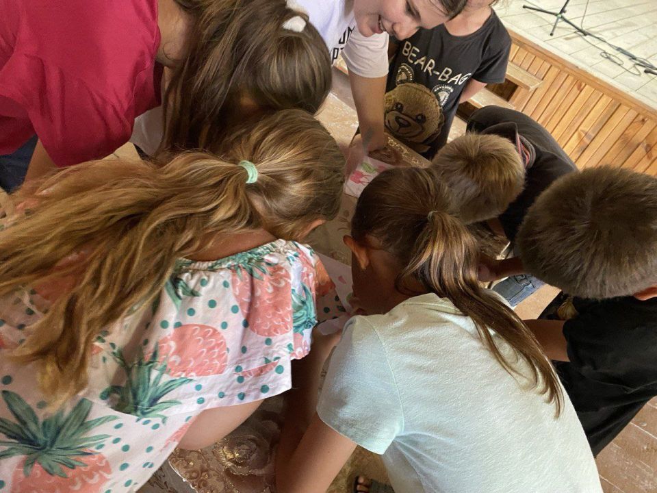 В Новоконстантиновском сельском Доме культуры к международному Дню Дружбы была проведена игровая программа для детей "Путешествие на остров Дружбы" В Новоконстантиновском сельском Доме культуры к международному Дню Дружбы была проведена игровая программа для детей "Путешествие на остров Дружбы"