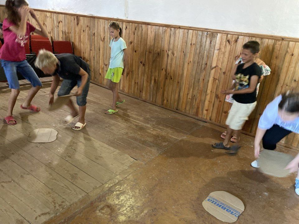 В Новоконстантиновском сельском Доме культуры к международному Дню Дружбы была проведена игровая программа для детей "Путешествие на остров Дружбы" В Новоконстантиновском сельском Доме культуры к международному Дню Дружбы была проведена игровая программа для детей "Путешествие на остров Дружбы"