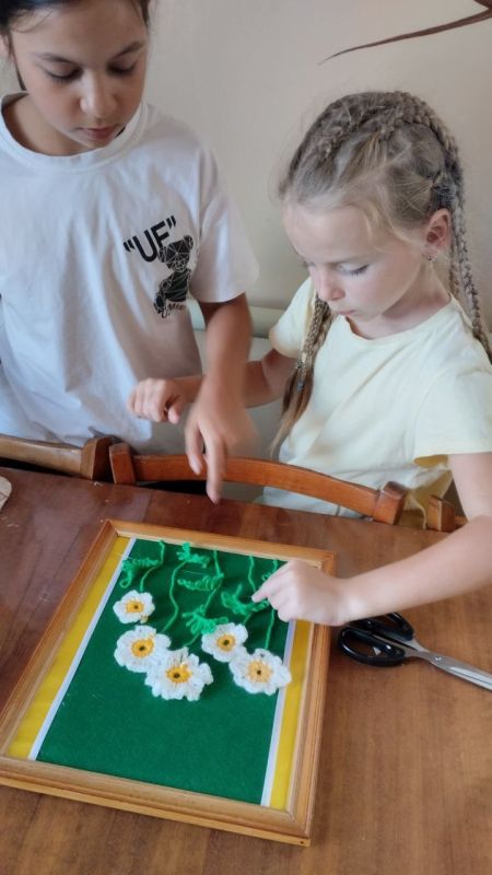 Сегодня в стенах Дома Культуры поселка Приазовское прошло открытое занятие на тему: «Цветы вязаные крючком» Сегодня в стенах Дома Культуры поселка Приазовское прошло открытое занятие на тему: «Цветы вязаные крючком»