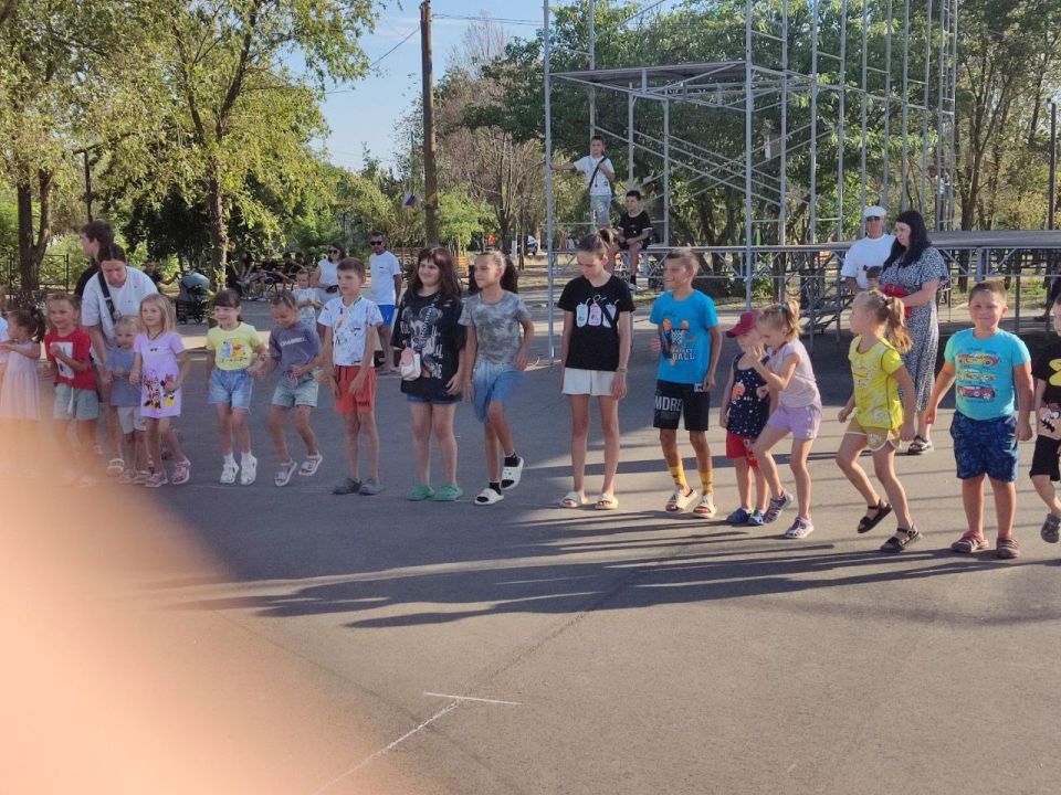 Конкурсно-игровую программу «Банк интересных затей» (из цикла развлекательно - игровых программ для детей "Путешествие в страну игр") провели для акимовских ребят сотрудники Акимовского ЦДК Конкурсно-игровую программу «Банк интересных затей» (из цикла развлекательно - игровых программ для детей "Путешествие в страну игр") провели для акимовских ребят сотрудники Акимовского ЦДК