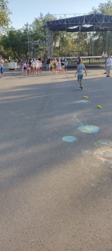 Конкурсно-игровую программу «Банк интересных затей» (из цикла развлекательно - игровых программ для детей "Путешествие в страну игр") провели для акимовских ребят сотрудники Акимовского ЦДК Конкурсно-игровую программу «Банк интересных затей» (из цикла развлекательно - игровых программ для детей "Путешествие в страну игр") провели для акимовских ребят сотрудники Акимовского ЦДК