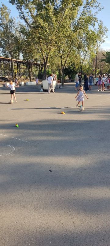 Конкурсно-игровую программу «Банк интересных затей» (из цикла развлекательно - игровых программ для детей "Путешествие в страну игр") провели для акимовских ребят сотрудники Акимовского ЦДК Конкурсно-игровую программу «Банк интересных затей» (из цикла развлекательно - игровых программ для детей "Путешествие в страну игр") провели для акимовских ребят сотрудники Акимовского ЦДК