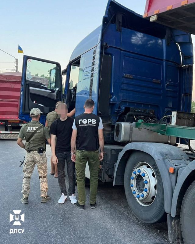 Запорожца вытащили из тайника под фурой: он пытался нелегально бежать в Румынию Запорожца вытащили из тайника под фурой: он пытался нелегально бежать в Румынию