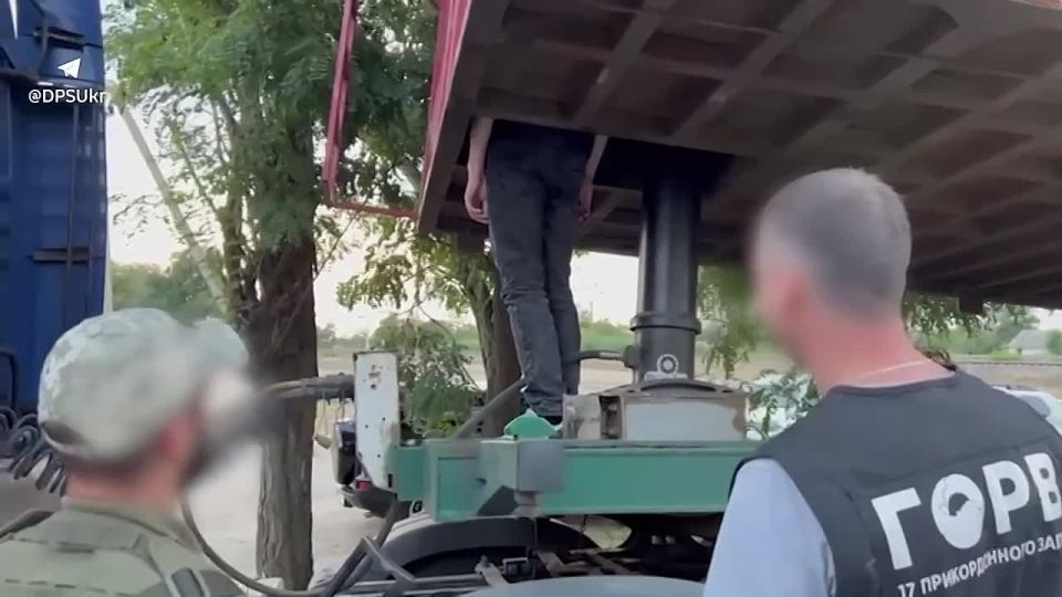 Запорожца вытащили из тайника под фурой: он пытался нелегально бежать в Румынию