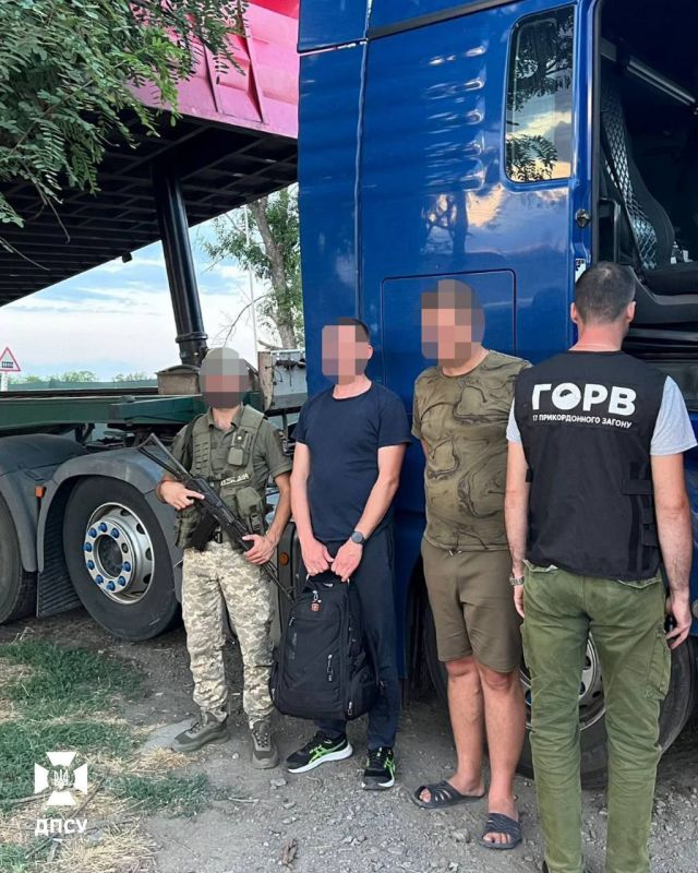 Запорожца вытащили из тайника под фурой: он пытался нелегально бежать в Румынию Запорожца вытащили из тайника под фурой: он пытался нелегально бежать в Румынию