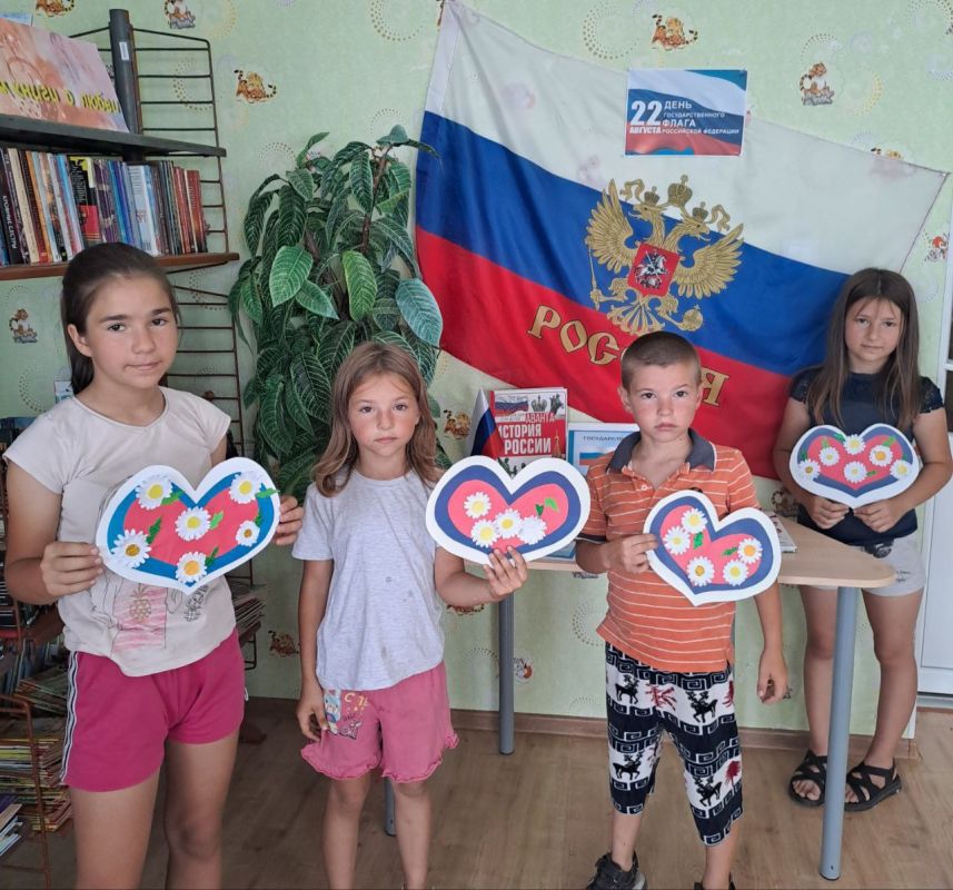 "ЛЮБЛЮ ФЛАГ РОДИНЫ МОЕЙ". 22 августа отмечается важный и значимый праздник - День Государственного флага Российской Федерации - одного из важнейших государственных символов "ЛЮБЛЮ ФЛАГ РОДИНЫ МОЕЙ". 22 августа отмечается важный и значимый праздник - День Государственного флага Российской Федерации - одного из важнейших государственных символов