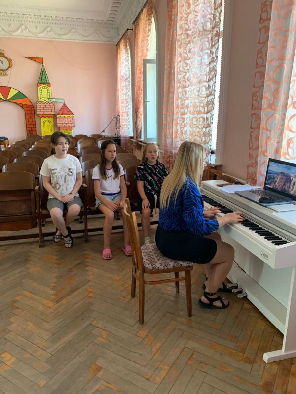 В Доме Культуры пгт. Приазовское продолжаются интересные и весёлые занятия по направлению: Эстрадный вокал! В Доме Культуры пгт. Приазовское продолжаются интересные и весёлые занятия по направлению: Эстрадный вокал!