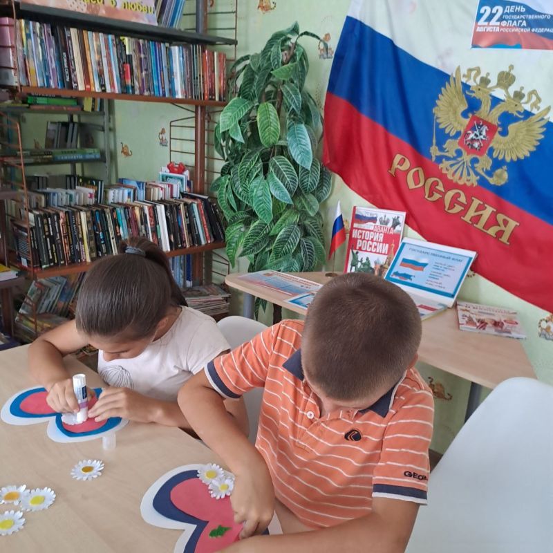 "ЛЮБЛЮ ФЛАГ РОДИНЫ МОЕЙ". 22 августа отмечается важный и значимый праздник - День Государственного флага Российской Федерации - одного из важнейших государственных символов "ЛЮБЛЮ ФЛАГ РОДИНЫ МОЕЙ". 22 августа отмечается важный и значимый праздник - День Государственного флага Российской Федерации - одного из важнейших государственных символов