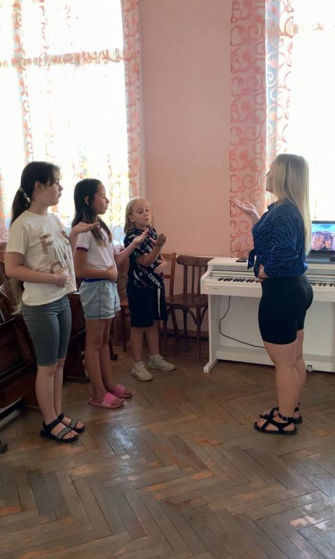 В Доме Культуры пгт. Приазовское продолжаются интересные и весёлые занятия по направлению: Эстрадный вокал! В Доме Культуры пгт. Приазовское продолжаются интересные и весёлые занятия по направлению: Эстрадный вокал!