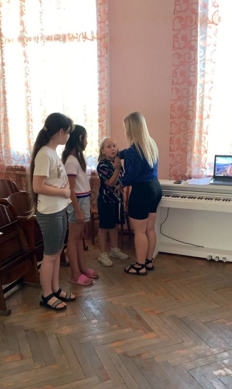 В Доме Культуры пгт. Приазовское продолжаются интересные и весёлые занятия по направлению: Эстрадный вокал! В Доме Культуры пгт. Приазовское продолжаются интересные и весёлые занятия по направлению: Эстрадный вокал!