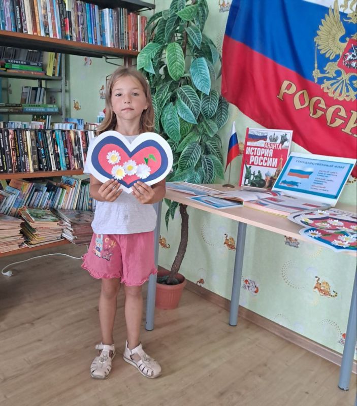 "ЛЮБЛЮ ФЛАГ РОДИНЫ МОЕЙ". 22 августа отмечается важный и значимый праздник - День Государственного флага Российской Федерации - одного из важнейших государственных символов "ЛЮБЛЮ ФЛАГ РОДИНЫ МОЕЙ". 22 августа отмечается важный и значимый праздник - День Государственного флага Российской Федерации - одного из важнейших государственных символов