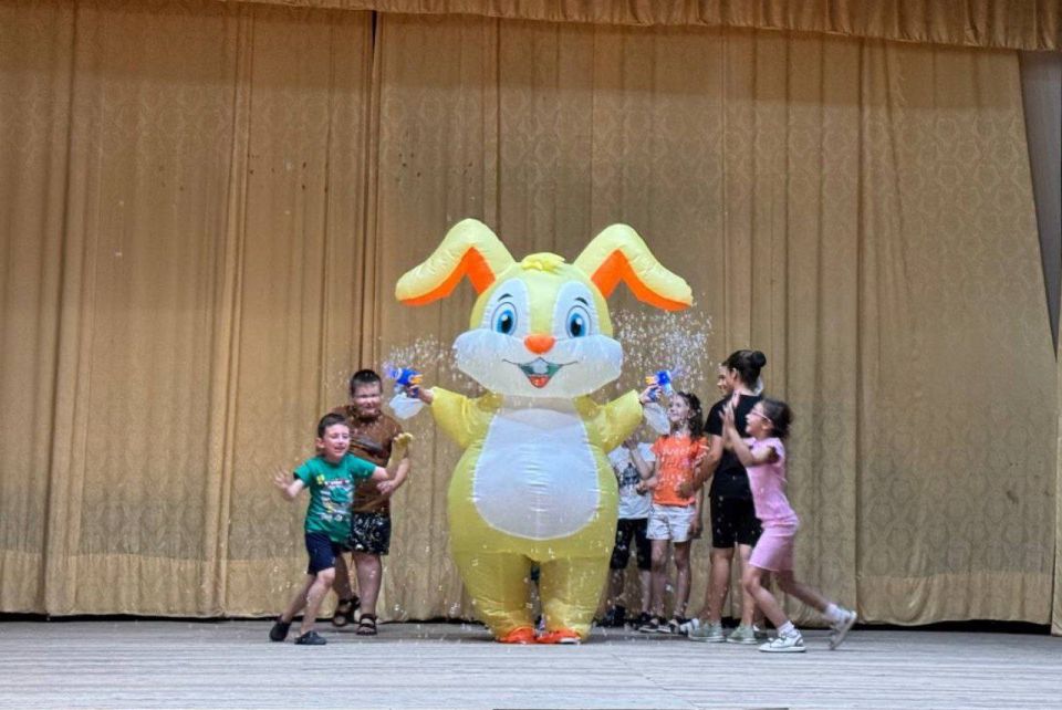 Сегодня,в наш Дом культуры заходил необычный гость. Наш зайчик Надеждик порадовал детей танцами и мыльными пузырями. Надеждик обещал приходить чаще к ребятам и радовать их .Взрослые тоже неостались равнодушными Сегодня,в наш Дом культуры заходил необычный гость. Наш зайчик Надеждик порадовал детей танцами и мыльными пузырями. Надеждик обещал приходить чаще к ребятам и радовать их .Взрослые тоже неостались равнодушными