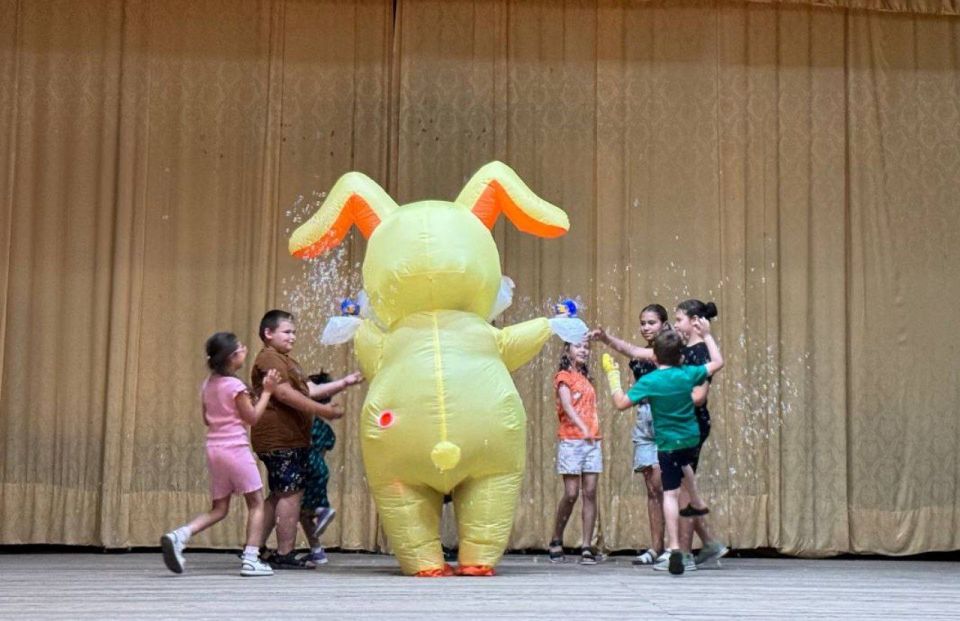 Сегодня,в наш Дом культуры заходил необычный гость. Наш зайчик Надеждик порадовал детей танцами и мыльными пузырями. Надеждик обещал приходить чаще к ребятам и радовать их .Взрослые тоже неостались равнодушными Сегодня,в наш Дом культуры заходил необычный гость. Наш зайчик Надеждик порадовал детей танцами и мыльными пузырями. Надеждик обещал приходить чаще к ребятам и радовать их .Взрослые тоже неостались равнодушными