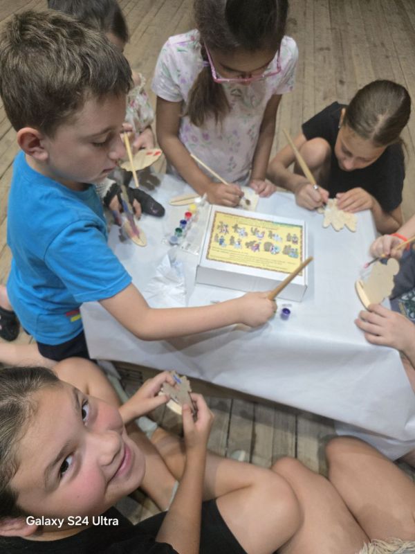 13 августа в Доме культуры прошло интересное и познавательные мероприятие " Чудо Вятки" ребятам стало интересно откуда я приехала ,и я решила рассказать и показать ребятам ,чем же славен город Киров ( Вятка,Хлынов... 13 августа в Доме культуры прошло интересное и познавательные мероприятие " Чудо Вятки" ребятам стало интересно откуда я приехала ,и я решила рассказать и показать ребятам ,чем же славен город Киров ( Вятка,Хлынов...