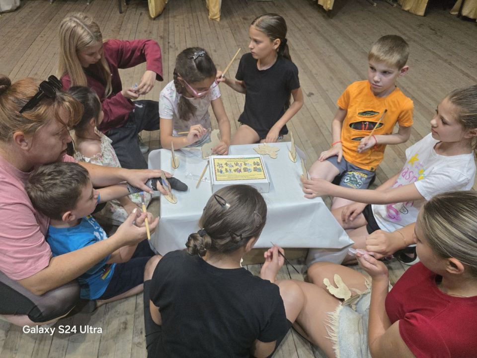 13 августа в Доме культуры прошло интересное и познавательные мероприятие " Чудо Вятки" ребятам стало интересно откуда я приехала ,и я решила рассказать и показать ребятам ,чем же славен город Киров ( Вятка,Хлынов... 13 августа в Доме культуры прошло интересное и познавательные мероприятие " Чудо Вятки" ребятам стало интересно откуда я приехала ,и я решила рассказать и показать ребятам ,чем же славен город Киров ( Вятка,Хлынов...