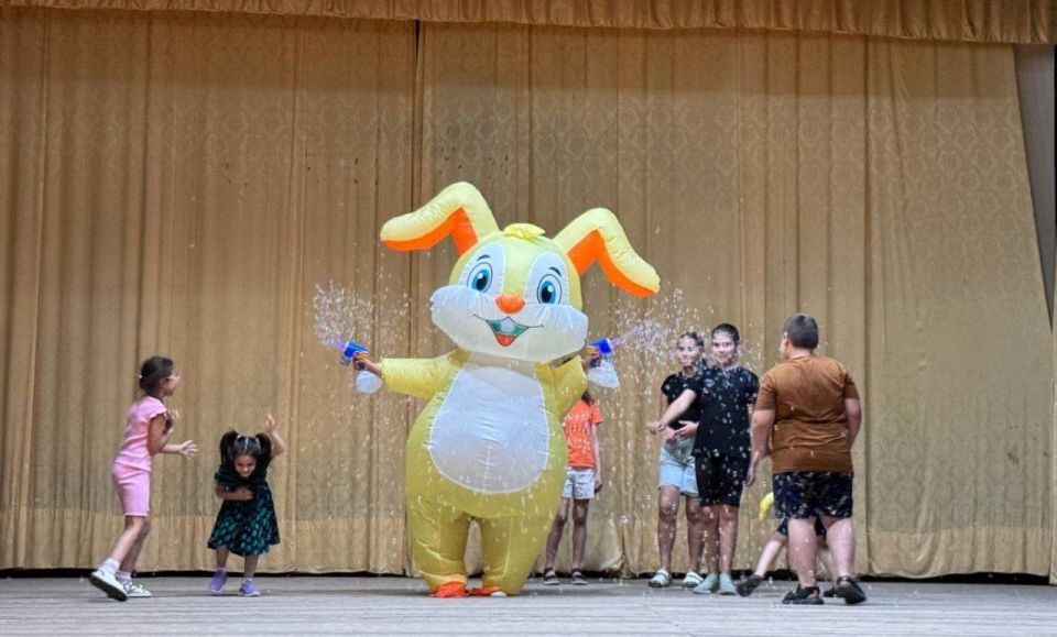 Сегодня,в наш Дом культуры заходил необычный гость. Наш зайчик Надеждик порадовал детей танцами и мыльными пузырями. Надеждик обещал приходить чаще к ребятам и радовать их .Взрослые тоже неостались равнодушными Сегодня,в наш Дом культуры заходил необычный гость. Наш зайчик Надеждик порадовал детей танцами и мыльными пузырями. Надеждик обещал приходить чаще к ребятам и радовать их .Взрослые тоже неостались равнодушными