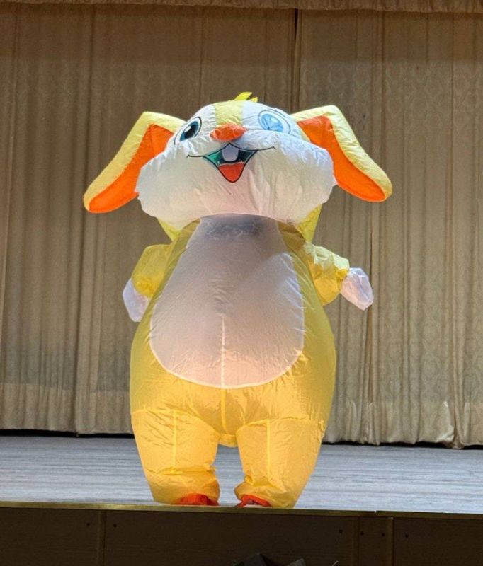 Сегодня,в наш Дом культуры заходил необычный гость. Наш зайчик Надеждик порадовал детей танцами и мыльными пузырями. Надеждик обещал приходить чаще к ребятам и радовать их .Взрослые тоже неостались равнодушными Сегодня,в наш Дом культуры заходил необычный гость. Наш зайчик Надеждик порадовал детей танцами и мыльными пузырями. Надеждик обещал приходить чаще к ребятам и радовать их .Взрослые тоже неостались равнодушными