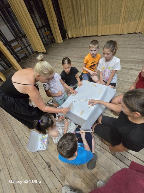 13 августа в Доме культуры прошло интересное и познавательные мероприятие " Чудо Вятки" ребятам стало интересно откуда я приехала ,и я решила рассказать и показать ребятам ,чем же славен город Киров ( Вятка,Хлынов... 13 августа в Доме культуры прошло интересное и познавательные мероприятие " Чудо Вятки" ребятам стало интересно откуда я приехала ,и я решила рассказать и показать ребятам ,чем же славен город Киров ( Вятка,Хлынов...