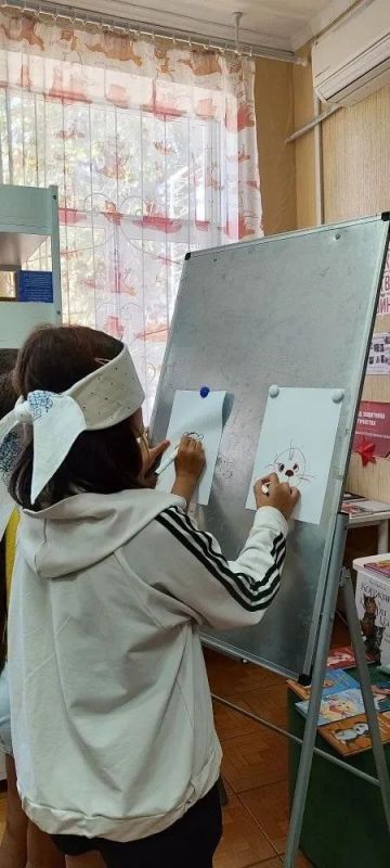 В рамках программы летнего отдыха детей "Нескучное лето" (детской отдел Акимовской модельной библиотеки)провели воспитательный час "Не предавайте верность" В рамках программы летнего отдыха детей "Нескучное лето" (детской отдел Акимовской модельной библиотеки)провели воспитательный час "Не предавайте верность"