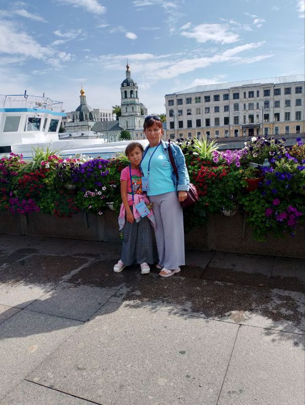 Этим летом 8 ребят из с. Розовка Приазовского р-на, смогли отправиться в увлекательное путешествие по Москве Этим летом 8 ребят из с. Розовка Приазовского р-на, смогли отправиться в увлекательное путешествие по Москве