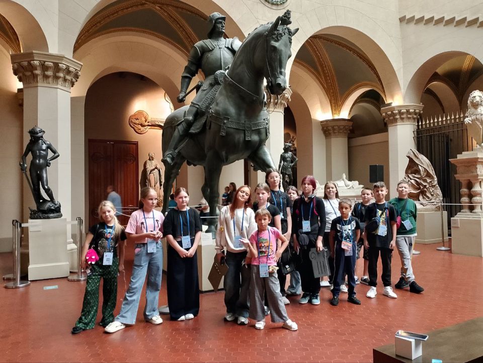 Этим летом 8 ребят из с. Розовка Приазовского р-на, смогли отправиться в увлекательное путешествие по Москве Этим летом 8 ребят из с. Розовка Приазовского р-на, смогли отправиться в увлекательное путешествие по Москве