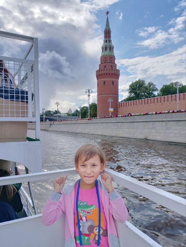Этим летом 8 ребят из с. Розовка Приазовского р-на, смогли отправиться в увлекательное путешествие по Москве Этим летом 8 ребят из с. Розовка Приазовского р-на, смогли отправиться в увлекательное путешествие по Москве