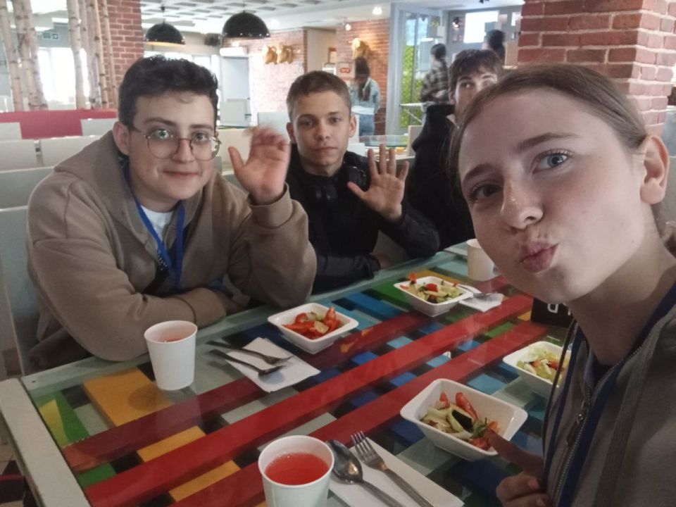 Этим летом 8 ребят из с. Розовка Приазовского р-на, смогли отправиться в увлекательное путешествие по Москве Этим летом 8 ребят из с. Розовка Приазовского р-на, смогли отправиться в увлекательное путешествие по Москве