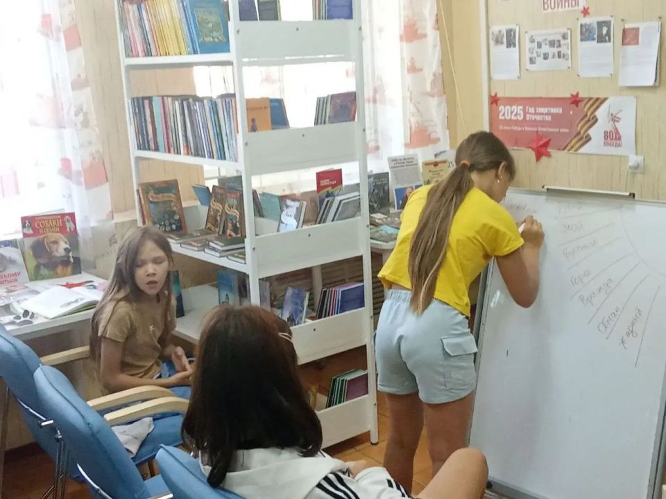 В рамках программы летнего отдыха детей "Нескучное лето" (детской отдел Акимовской модельной библиотеки)провели воспитательный час "Не предавайте верность" В рамках программы летнего отдыха детей "Нескучное лето" (детской отдел Акимовской модельной библиотеки)провели воспитательный час "Не предавайте верность"