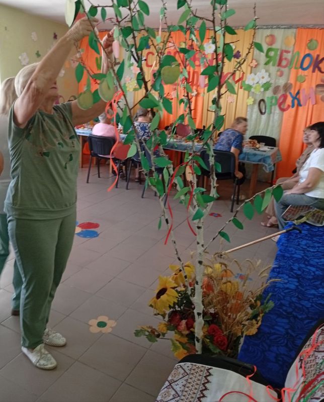 "ТРИ СПАСА АВГУСТА". В Гаммовском сельском доме культуры состоялось яркое заседание женского клуба "Огонёк", посвящённое трем августовским Спасам - Медовому, Яблочному и Ореховому "ТРИ СПАСА АВГУСТА". В Гаммовском сельском доме культуры состоялось яркое заседание женского клуба "Огонёк", посвящённое трем августовским Спасам - Медовому, Яблочному и Ореховому