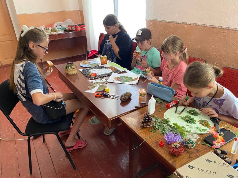 В Новоконстантиновском сельском Доме культуры прошел мастер- класс изготовления поделок из природных материалов ко Дню чуда своими руками "Летние фантазии" В Новоконстантиновском сельском Доме культуры прошел мастер- класс изготовления поделок из природных материалов ко Дню чуда своими руками "Летние фантазии"