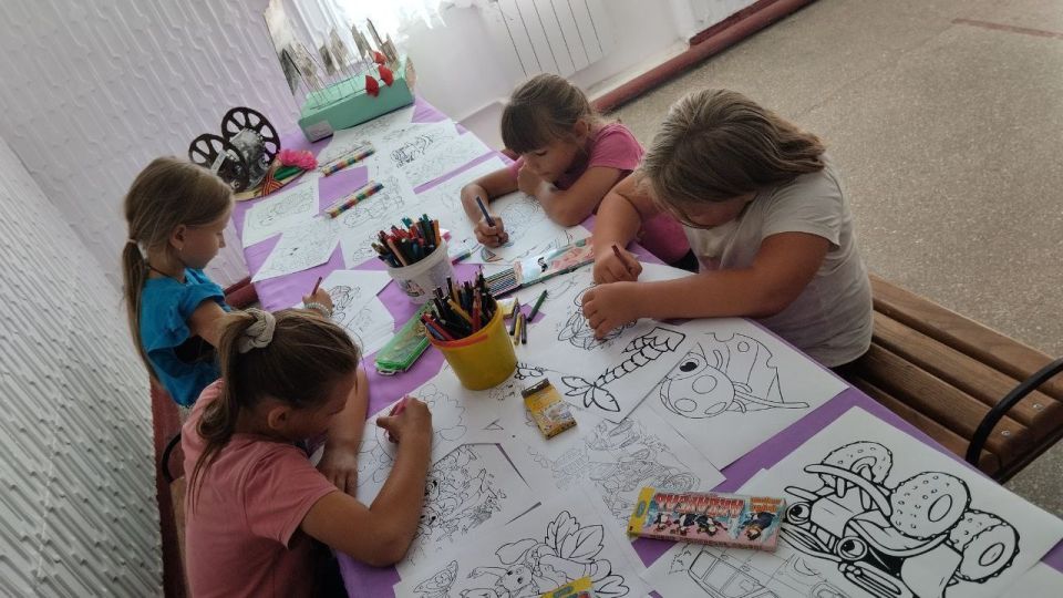 В Розовском СДК летние дни наполнены творчеством! Дети с удовольствием занимаются рисованием, развивая свою фантазию и воображение В Розовском СДК летние дни наполнены творчеством! Дети с удовольствием занимаются рисованием, развивая свою фантазию и воображение