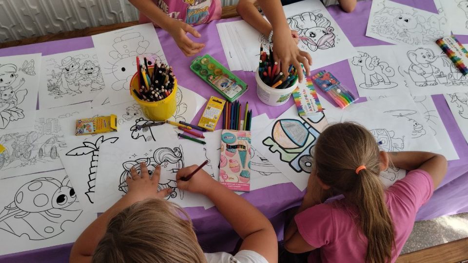 В Розовском СДК летние дни наполнены творчеством! Дети с удовольствием занимаются рисованием, развивая свою фантазию и воображение В Розовском СДК летние дни наполнены творчеством! Дети с удовольствием занимаются рисованием, развивая свою фантазию и воображение