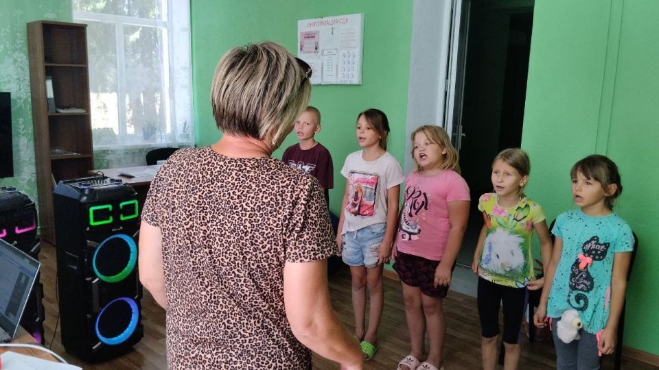 В Розовском СДК летние дни наполнены творчеством! Дети с удовольствием занимаются рисованием, развивая свою фантазию и воображение В Розовском СДК летние дни наполнены творчеством! Дети с удовольствием занимаются рисованием, развивая свою фантазию и воображение