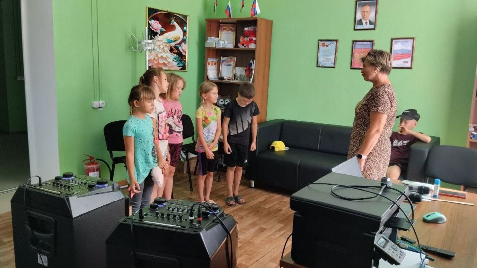 В Розовском СДК летние дни наполнены творчеством! Дети с удовольствием занимаются рисованием, развивая свою фантазию и воображение В Розовском СДК летние дни наполнены творчеством! Дети с удовольствием занимаются рисованием, развивая свою фантазию и воображение