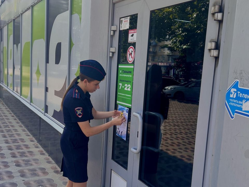 Сотрудники Госавтоинспекции города Мелитополя размещают информационные памятки по Правилам дорожного движения в местах массового скопления граждан Сотрудники Госавтоинспекции города Мелитополя размещают информационные памятки по Правилам дорожного движения в местах массового скопления граждан