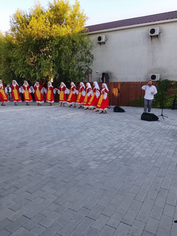 В Кирилловке прошел ежегодный фестиваль "Сохранение и приумножение греческой культуры."Ярким событием стал концерт, подготовленный греческими общинами юга России.В фестивале также приняли участие представители болгарской... В Кирилловке прошел ежегодный фестиваль "Сохранение и приумножение греческой культуры."Ярким событием стал концерт, подготовленный греческими общинами юга России.В фестивале также приняли участие представители болгарской...