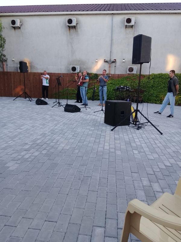 В Кирилловке прошел ежегодный фестиваль "Сохранение и приумножение греческой культуры."Ярким событием стал концерт, подготовленный греческими общинами юга России.В фестивале также приняли участие представители болгарской... В Кирилловке прошел ежегодный фестиваль "Сохранение и приумножение греческой культуры."Ярким событием стал концерт, подготовленный греческими общинами юга России.В фестивале также приняли участие представители болгарской...