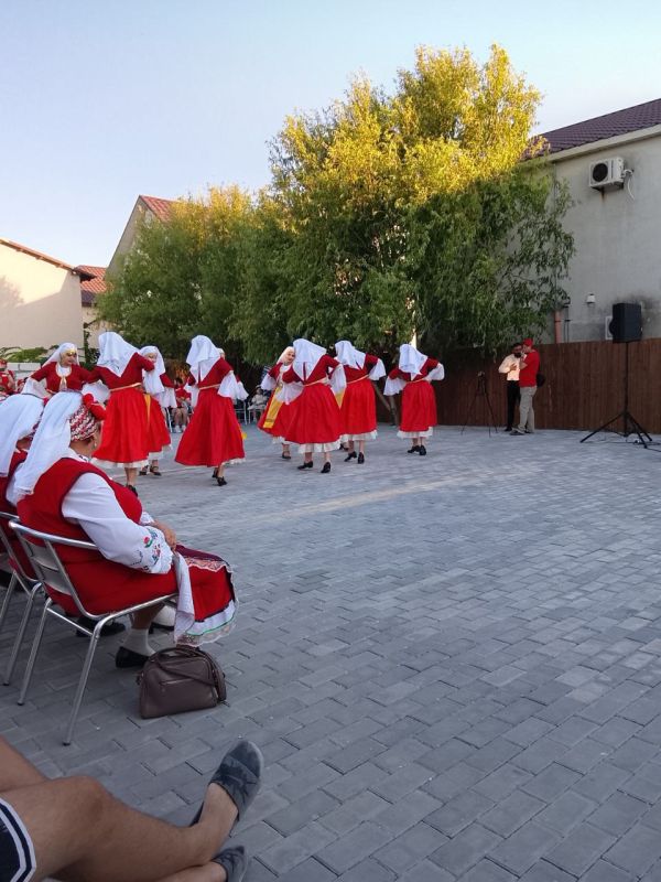 В Кирилловке прошел ежегодный фестиваль "Сохранение и приумножение греческой культуры."Ярким событием стал концерт, подготовленный греческими общинами юга России.В фестивале также приняли участие представители болгарской... В Кирилловке прошел ежегодный фестиваль "Сохранение и приумножение греческой культуры."Ярким событием стал концерт, подготовленный греческими общинами юга России.В фестивале также приняли участие представители болгарской...