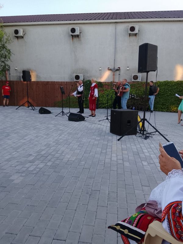 В Кирилловке прошел ежегодный фестиваль "Сохранение и приумножение греческой культуры."Ярким событием стал концерт, подготовленный греческими общинами юга России.В фестивале также приняли участие представители болгарской... В Кирилловке прошел ежегодный фестиваль "Сохранение и приумножение греческой культуры."Ярким событием стал концерт, подготовленный греческими общинами юга России.В фестивале также приняли участие представители болгарской...