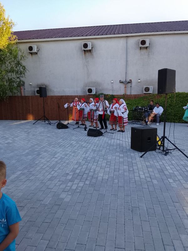 В Кирилловке прошел ежегодный фестиваль "Сохранение и приумножение греческой культуры."Ярким событием стал концерт, подготовленный греческими общинами юга России.В фестивале также приняли участие представители болгарской... В Кирилловке прошел ежегодный фестиваль "Сохранение и приумножение греческой культуры."Ярким событием стал концерт, подготовленный греческими общинами юга России.В фестивале также приняли участие представители болгарской...